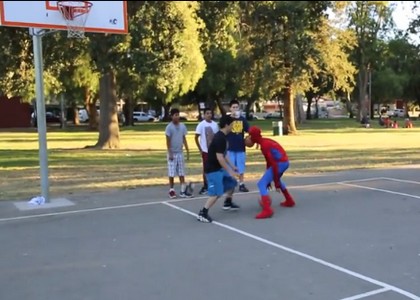 Spiderman, supereroe anche nel basket. Video