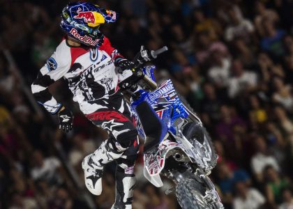 Red Bull X-Fighters: la moto di Tom Pages mette le ali. Video