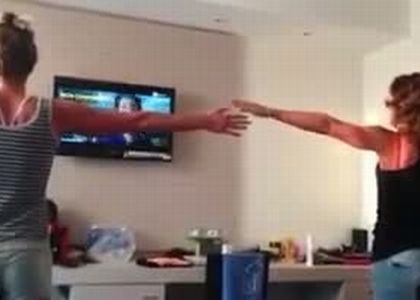 Fede imita Tania, prove di tuffi per la Pellegrini. Video