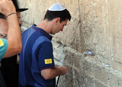 Messi, l'uomo da 580 milioni al Muro del Pianto. Video