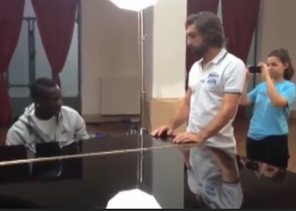 Balotelli show, suona l'inno di Mameli al piano. Video