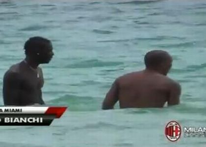 Milan: Balotelli palpa De Jong. Video
