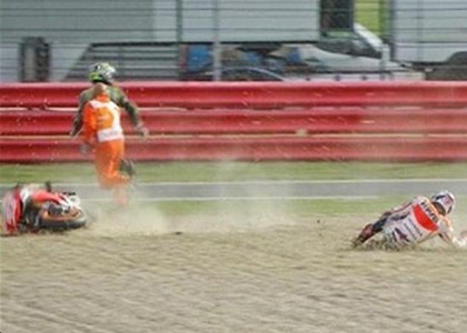 MotoGP, Gran Bretagna: la caduta di Marquez. Video