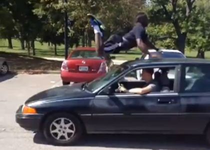 Imita Bryant che salta una Aston Martin: finisce male. Video