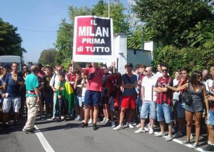Milan, Kakà in arrivo a Linate: i cori dei tifosi. Video
