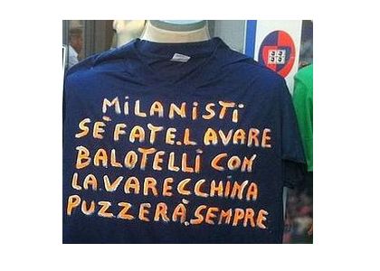 Napoli, in vendita maglietta razzista: 