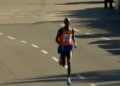 Atletica: Kipsang da record nella maratona