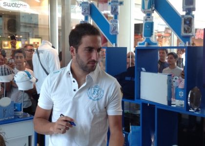 Napoli: Higuain commesso per un giorno, tifosi in delirio