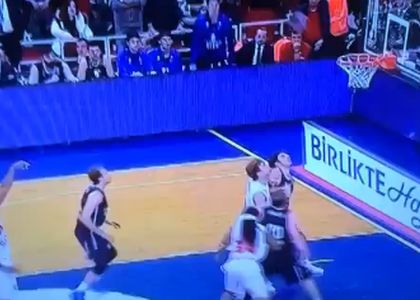 Eurolega: Milano, l'incredibile tripla sulla sirena di Planinic. Video