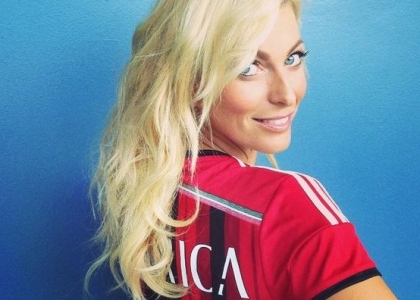 Entusiasmo Milan: Federica Fontana posa con la maglia