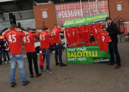 Liverpool: tifosi restituiscono la maglia di Balotelli, ma è uno spot