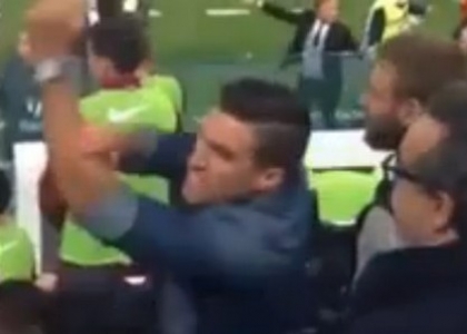 Roma, gestaccio di Strootman ai tifosi della Juventus. Video