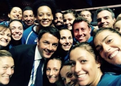 Renzi, selfie con le ragazze del volley
