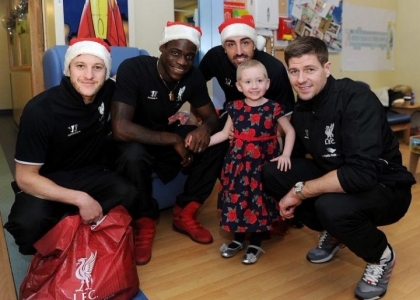 Balotelli Babbo Natale: in ospedale dai bimbi malati. Foto