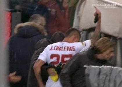 Genoa-Roma: bufera a fine gara, dito medio di Holebas. Foto e Video