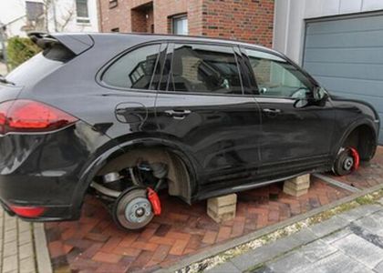 Borussia, i tifosi rubano le gomme a Lewandowski