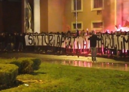 Roma: ultras protestano fuori dall'Olimpico. Video