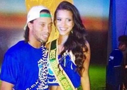 Ronaldinho se la spassa con Miss Brasile. Video