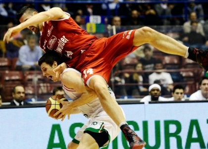 Basket, Cervi cacciato dall'aereo: 