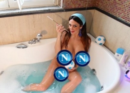 Il Napoli batte la Juve: Marika Fruscio nuda in vasca. Video