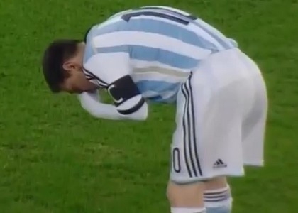 Romania-Argentina, Messi vomita in campo. Video