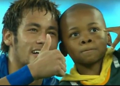 Sudafrica-Brasile, l'invasione di un bambino diventa festa. Video