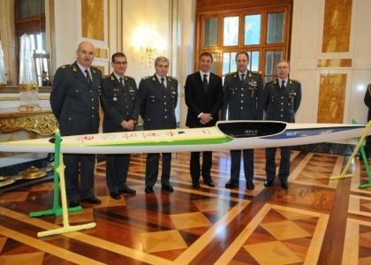 Canoa: Rossi regala kayak a Finanza