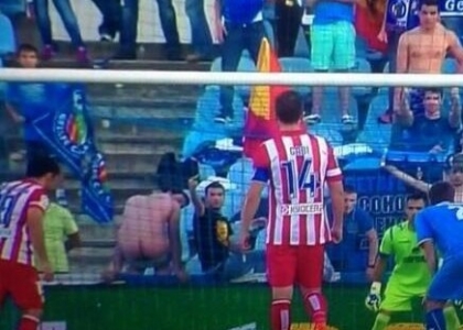 Tifoso mostra lato B: Diego Costa sbaglia il rigore. Video