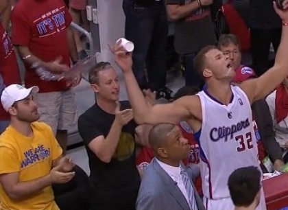 Nba: Griffin maldestro, doccia a tifoso. Video