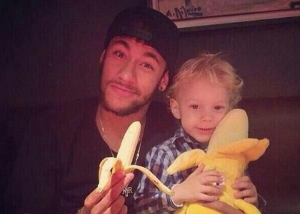 Dani Alves fa scuola: la banana impazza sul web. Foto