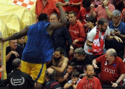 Basket: Schortsanitis vuole picchiare un tifoso