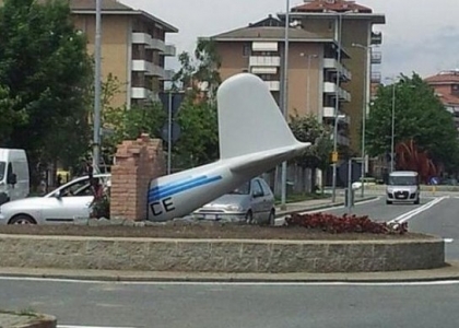 Aereo dentro muro: polemiche sull'omaggio al Grande Torino
