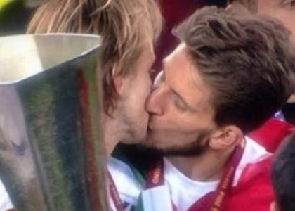 Siviglia: Rakitic-Carriço, un bacio appassionato
