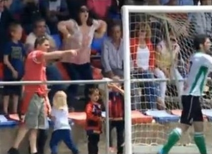 Razzismo in Spagna: tifosa fa il gesto della scimmia. Video