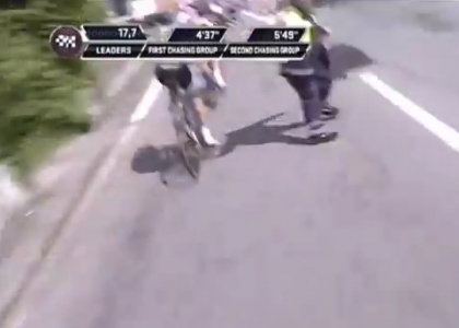 Giro d'Italia 2014: volontario investito, è grave. Video