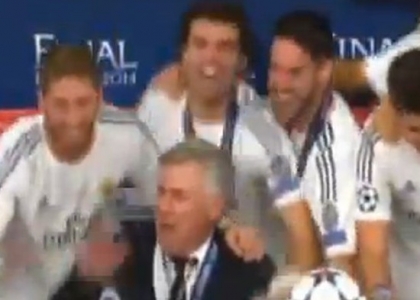 Il Real irrompe in conferenza stampa: canta anche Ancelotti. Video