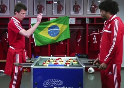 A calcio balilla è già Brasile-Croazia. Video