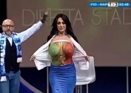 Coppa Italia al Napoli: Marika Fruscio nuda in diretta tv. Video
