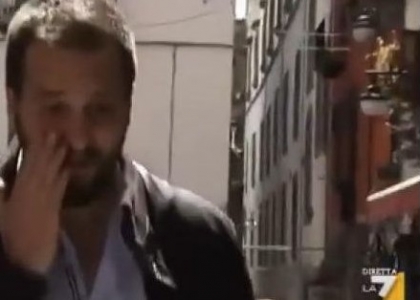 Cerca Genny 'a carogna: pugno in faccia all'inviato di La7. Video