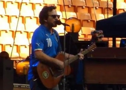 Pearl Jam a San Siro: Eddie Vedder con la maglia dell'Italia. Video