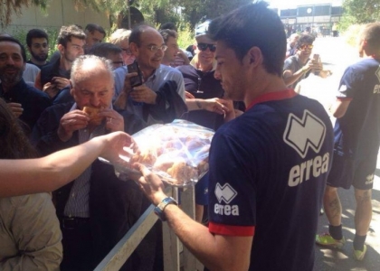 Bari sogna la A: i giocatori servono la colazione. Foto