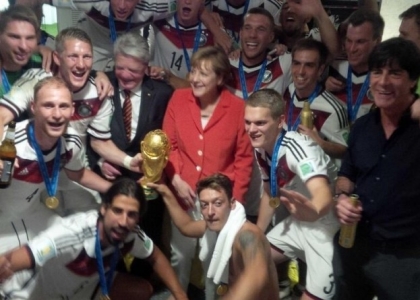 Germania: la festa è selfie con Angela Merkel