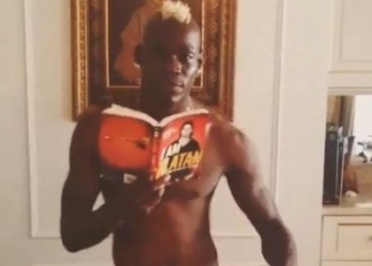 Balotelli show: ferro da stiro e libro di Ibra. Video