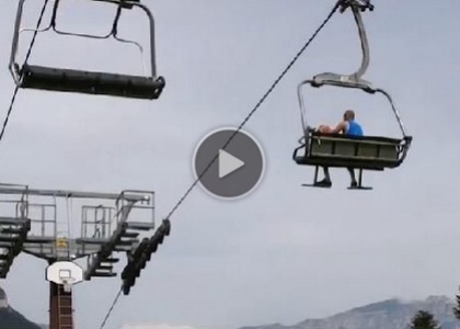 Basket: Cusin fa canestro dalla seggiovia. Video