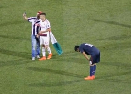 Milan: invasione per un selfie con El Shaarawy. Video
