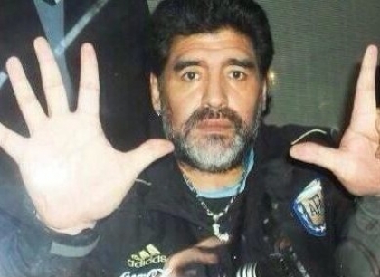 Brasile umiliato: Maradona sfotte su Twitter. Fotomontaggio?