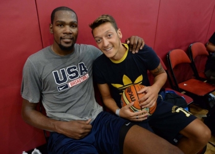 Arsenal: Ozil fa il cestista con Team USA