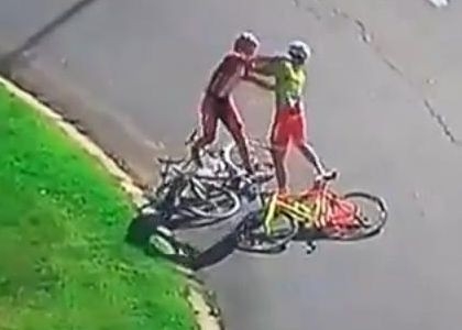 Giro del Portogallo: rissa tra ciclisti. Video