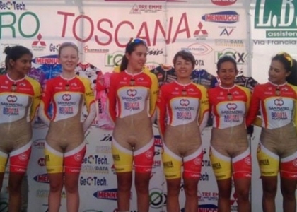 Divisa osè, le cicliste sembrano nude