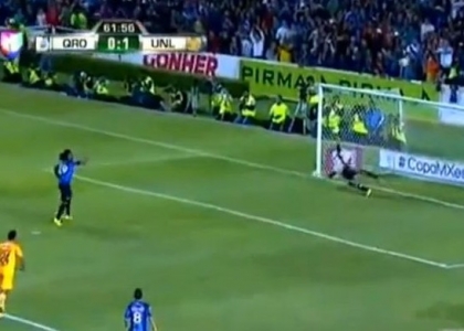 Ronaldinho, esordio shock: sbaglia il rigore e perde. Video